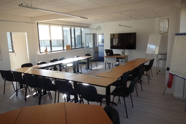 salle de formation avec espaces de travail en groupe